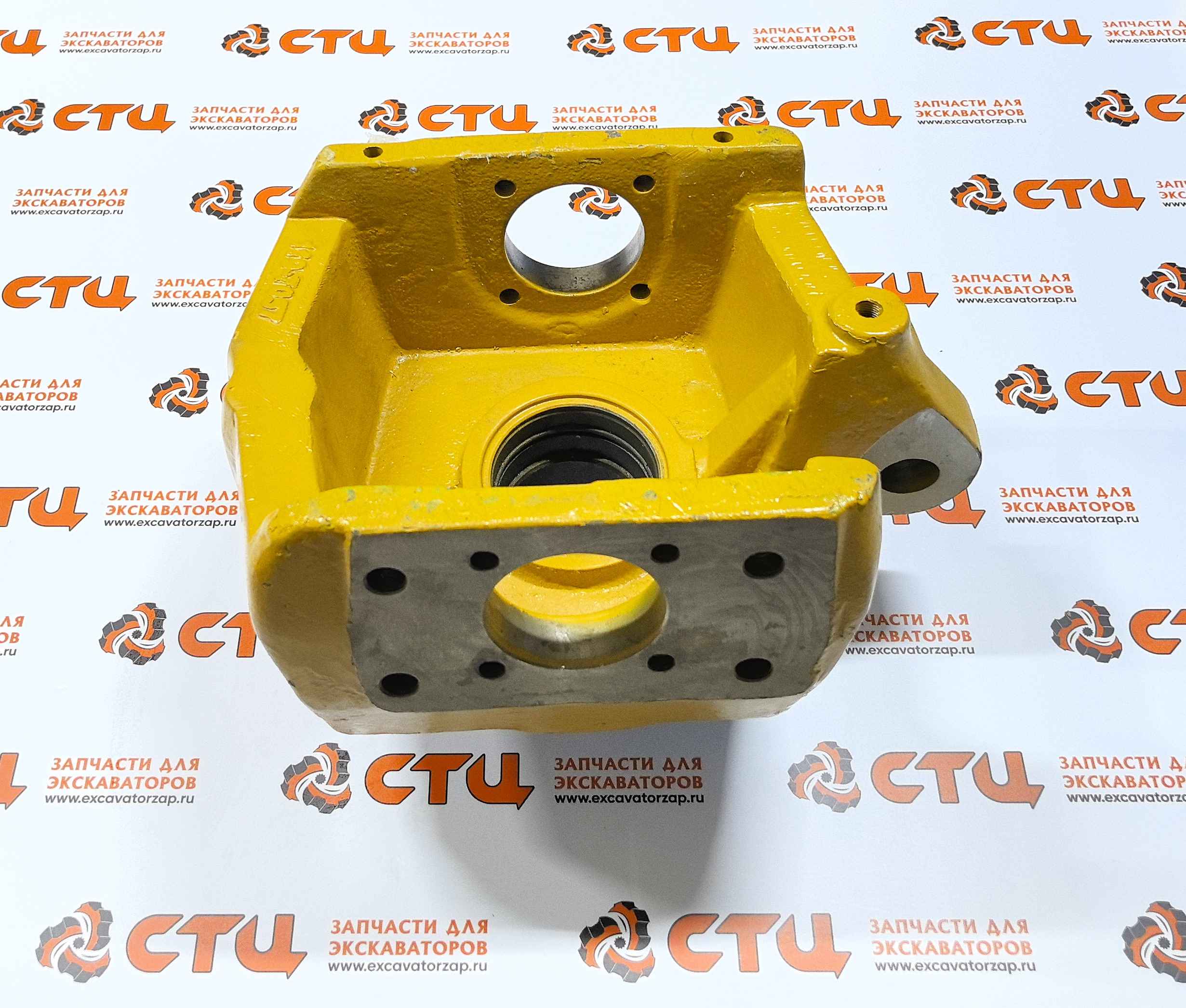 Кулак поворотный правый 4475.305.273, 4475305273, 4475-305-273 переднего моста экскаватора погрузчика CAT 416C, 416D, 420D, 424D, 426C, 428C, 428D, 430D, 432D, 436C, 438C, 438D, 442D